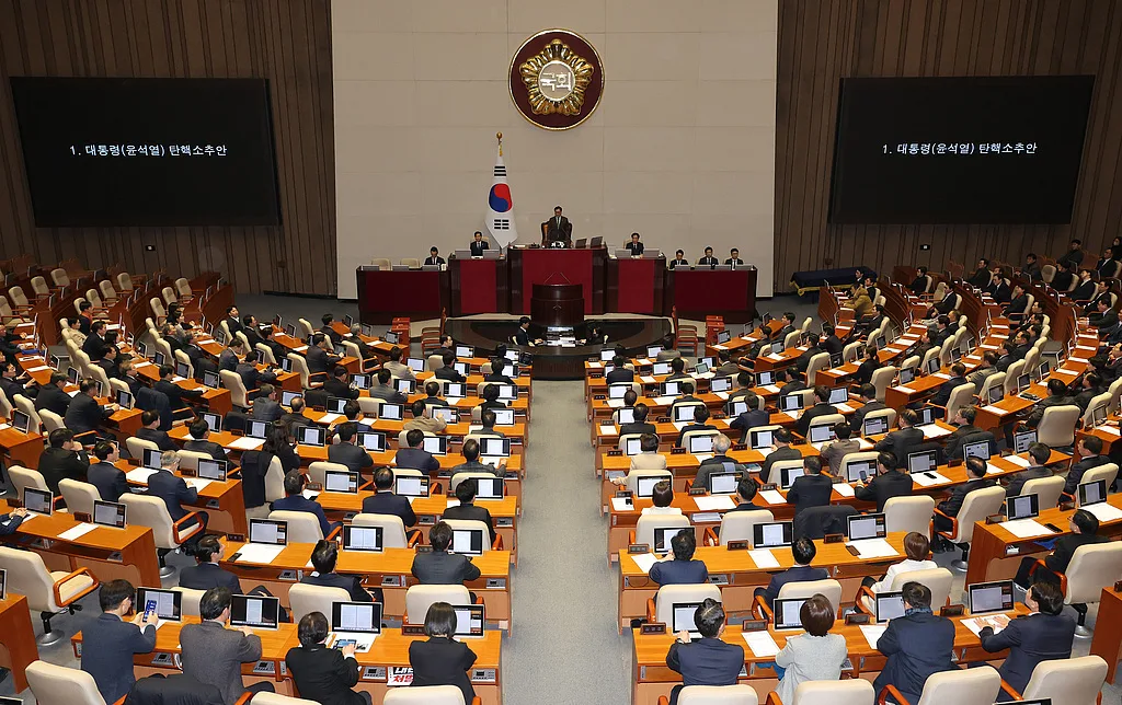 韩国总统尹锡悦的总统职务中止，青瓦台魔咒再现